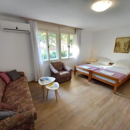 Apartments Lungo Pula Exterior photo